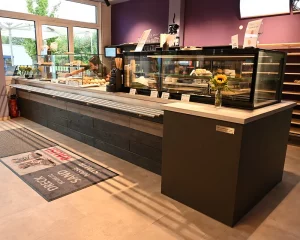 Individuell gefertigte Bäckereitheke mit Glasaufsatzvitrine in der BrotBotschaft Bretten