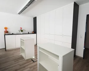 Maßgefertigter Einbauschrank im Empfangsbereich einer Spedition mit integriertem Stauraum