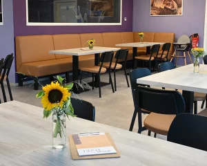 Gastronomie-Eckbank mit Kunstlederbezug in der BrotBotschaft Bretten