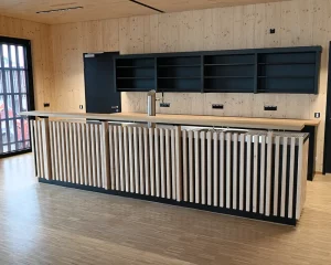 Thekenverkleidung in Massivholz