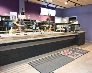 SB-Theke mit Tablettrutsche und Glasaufsatzvitrine in der BrotBotschaft Bretten