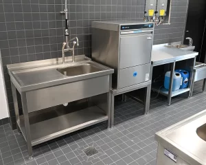 Spültisch in Edelstahl mit Schlauchpendelbrause
